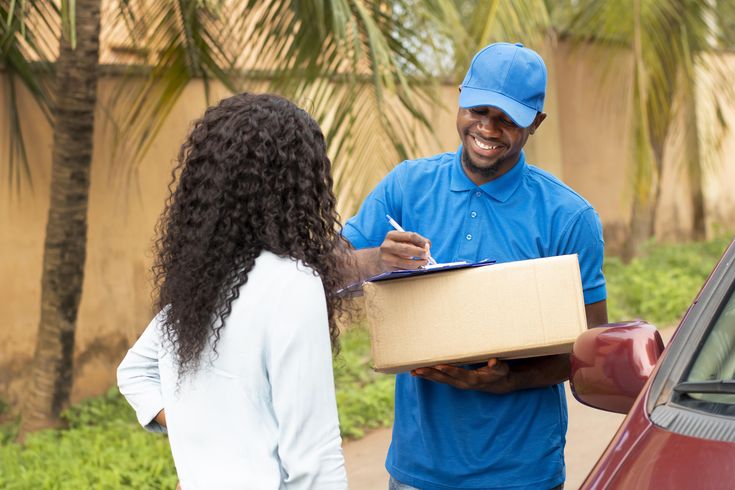 Cliente recebendo encomenda